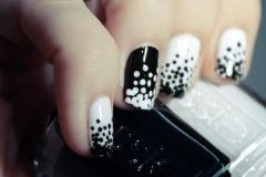 Unhas decoradas com bolinhas