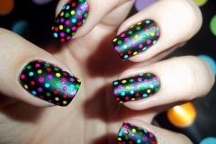 Unhas decoradas com bolinhas
