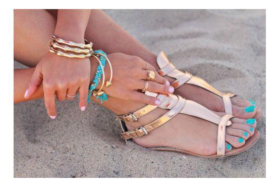 Cores de verão azul Esmaltes coloridos nos pés
