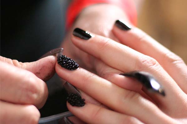 como fazer unhas caviar Unhas de caviar