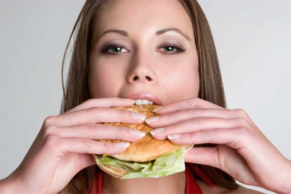 ansiedade obesidade Ansiedade é um dos fatores que podem desencadear obesidade