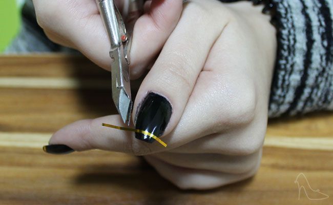 passo a passo dois2 alicate unhas decoradas com fita metalica Unhas decoradas com fita metalizada 