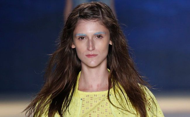 cabelo-efeito-molhado cabelo efeito molhado Preto e branco são as cores para a temporada de verão