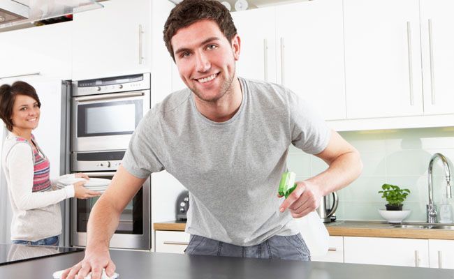 pesquisa-diz-que-homens-que-ajudam-em-casa-sao-mais-felizes