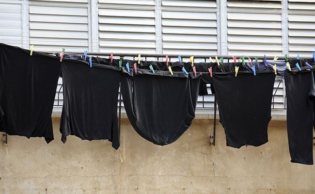 lavar roupas pretas com coloridas