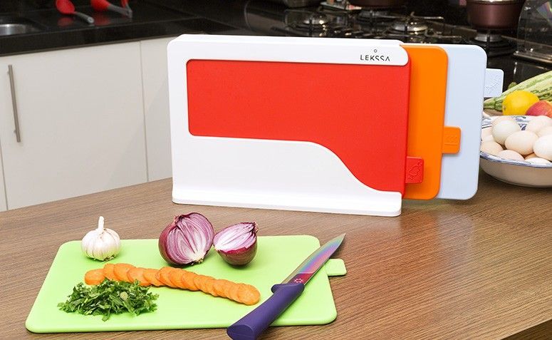 Jogo de 4 tábuas coloridas com antibacterial e suporte por R$ 249,90 na Lekssa