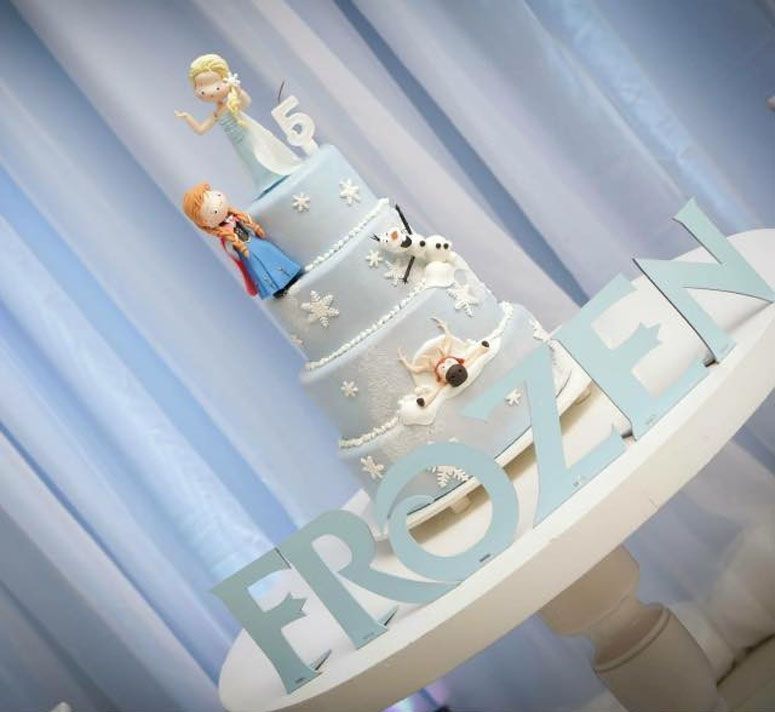 Bolo cenográfico Frozen por R$380 no Elo7