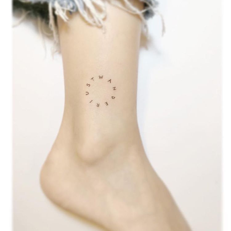 Tatuagem no tornozelo: 80+ ideias criativas de desenhos para o local