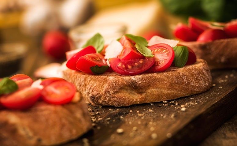 Resultado de imagem para bruschetta de tomate seco e manjericÃ£o