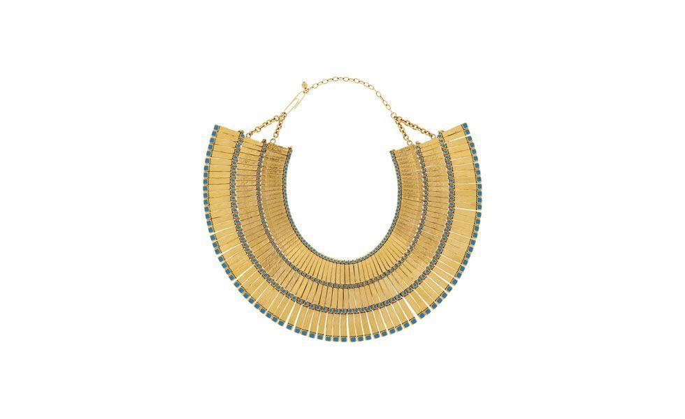 <p>O modelo de colar estilo Cleópatra valoriza qualquer look básico. Experimente usá-lo com um <a href="https://www.dicasdemulher.com.br/galeria/o-vestido-preto-ideal-para-cada-ocasiao/">vestido preto</a> simples para arrasar em eventos formais.</p>