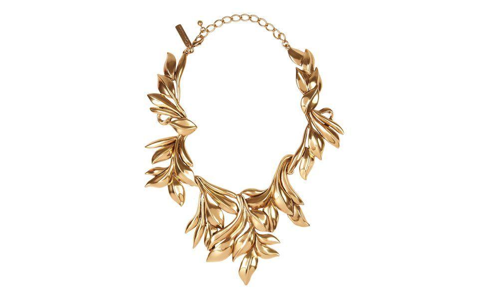 <p>O <strong>maxi colar</strong> dourado é mais sofisticado e é indicado para eventos formais como casamentos e formaturas, por exemplo.</p>