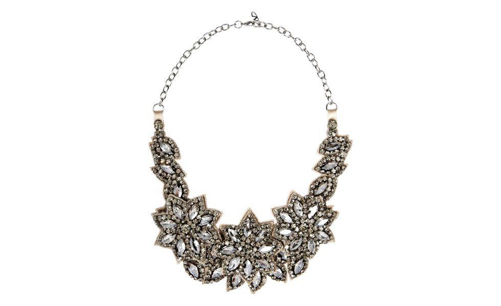<p>Feito com pedras brilhantes, esse maxi colar floral é ótimo para ser usado com looks mais sociais. </p>