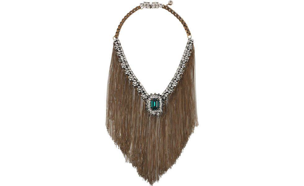 <p>A <a href="https://www.dicasdemulher.com.br/acessorios-com-franjas/">tendência das franjas</a> invade o mundo dos acessórios deixando os maxi colares mais glamourosos. Combine o <strong>colar de franjas</strong> com camisa de seda e vestidos básicos.</p>
