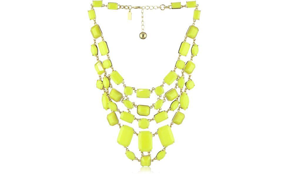 <p>Até mesmo nos acessórios, o <a href="https://www.dicasdemulher.com.br/galeria/looks-neon-para-o-verao-2013/">neon é tendência</a> garantida para o verão 2013. Combine esse maxi colar verde neon com peças básicas como uma camiseta branca, por exemplo. </p>