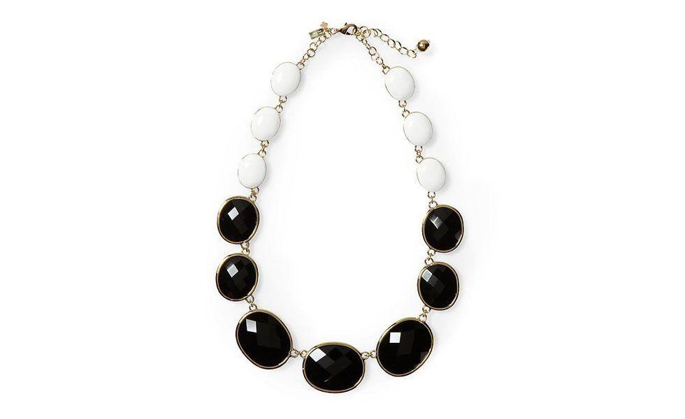 <p>A clássica combinação preto e branco também vale para os acessórios. Use esse maxi colar neutro para complementar looks mais coloridos. </p>