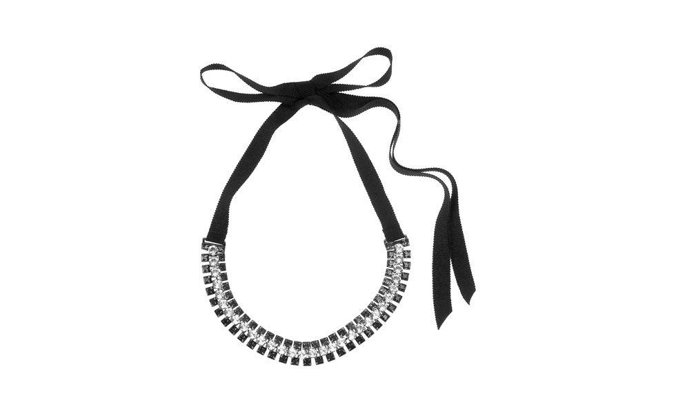 <p>Para a balada prefira modelos de maxi colar com brilhos e pedras glamourosas. Um acessório poderoso deixa qualquer look mais elegante. </p>