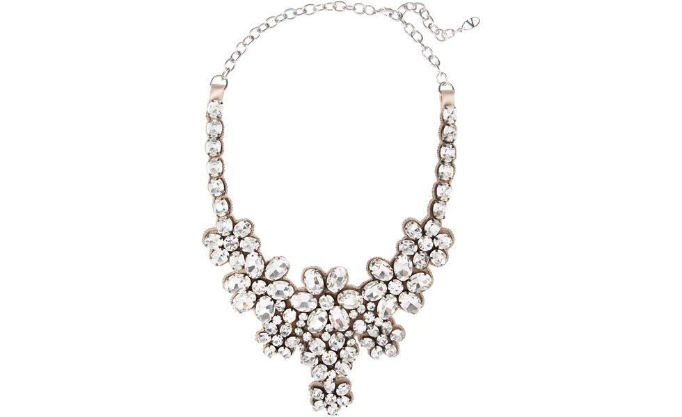 <p>Ideal para festas formais, o <strong>maxi colar com brilhos</strong> pode ser usado para incrementar vestidos básicos. </p>