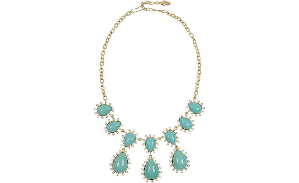 <p>As <a href="https://www.dicasdemulher.com.br/moda-candy-colors/">candy colors</a> também serão tendência na próxima estação. Uma ótima ideia é deixar as cores para os acessórios. Combine esse maxi colar com roupas básicas e fique por dentro da <strong>tendência dos tons pastel</strong>. </p>