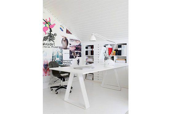 Papel de parede equilibra ambiente claro agregando cores. Foto: Pinterest