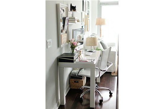 É possível fazer um home office mesmo em um cantinho da sala de estar. Foto: Pinterest