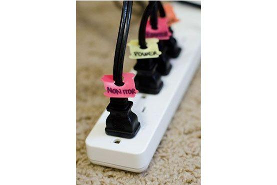 Etiquetar os cabos é uma boa maneira de saber o que está desligando sem precisar seguir o caminho do fio ao equipamento. Foto: Pinterest