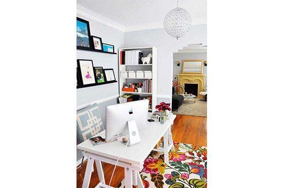 O tapete e os quadros coloridos alegram o ambiente. Foto: Pinterest