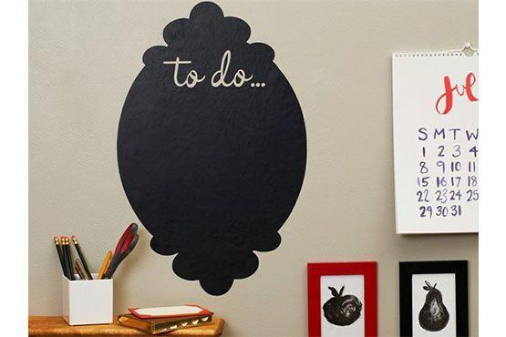 O adesivo de parede funciona como um quadro de lembrete a ser escrito com giz. Foto: Pinterest