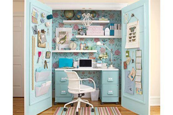 Um armário com grande profundidade pode virar um home office escondido. Foto: Pinterest