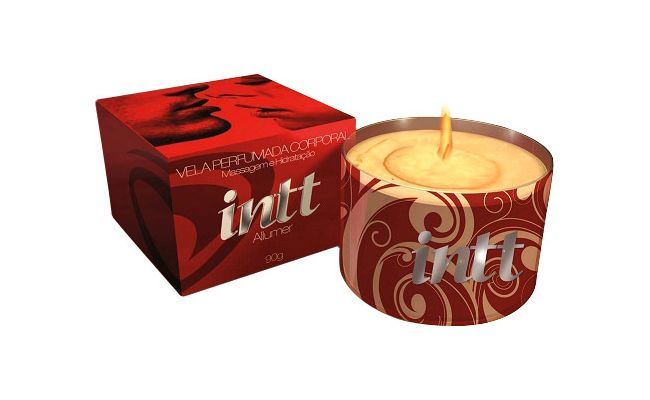 Vela Perfumada para Massagem Corporal – Intt Alumer por R$ 48,90 na <a href="http://www.lojadoprazer.com.br/prod,IDLoja,343,IDProduto,2160184,cosmeticos-velas-para-massagem-intt-alumer---vela-perfumada-para-massagem-corporal---baunilha---90g" target="_blank">Loja do Prazer</a>. A cera derretida da vela se transforma em óleo de massagem. Aroma de baunilha.