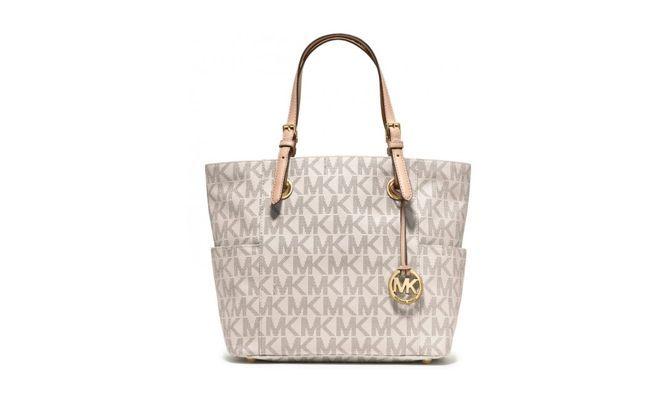 Bolsa Jet Set Signature – Michael Kors. No Rio de Janeiro, a loja da marca fica no shopping Village Mall. Preços ficam perto de R$ 2 mil