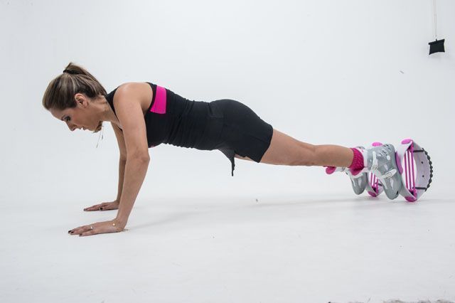 <b>Flexão com Kangoo:</b> realizada como uma flexão normal, com a diferença de a pessoa se apoiar a uma superfície instável (a mola), o que força ainda mais a contração do abdômen.