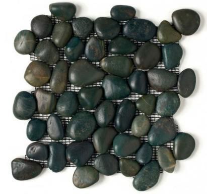as pedras encontradas nos rios foram agrupadas em telas no padrão 305 mm por 305 mm por 10 mm de espessura. Revestimento que pode ser aplicado em paredes internas e externas e em superfícies lisas ou curvas. Chegará em maio nas lojas, em quatro cores, a partir de R$ 230 reais/m²