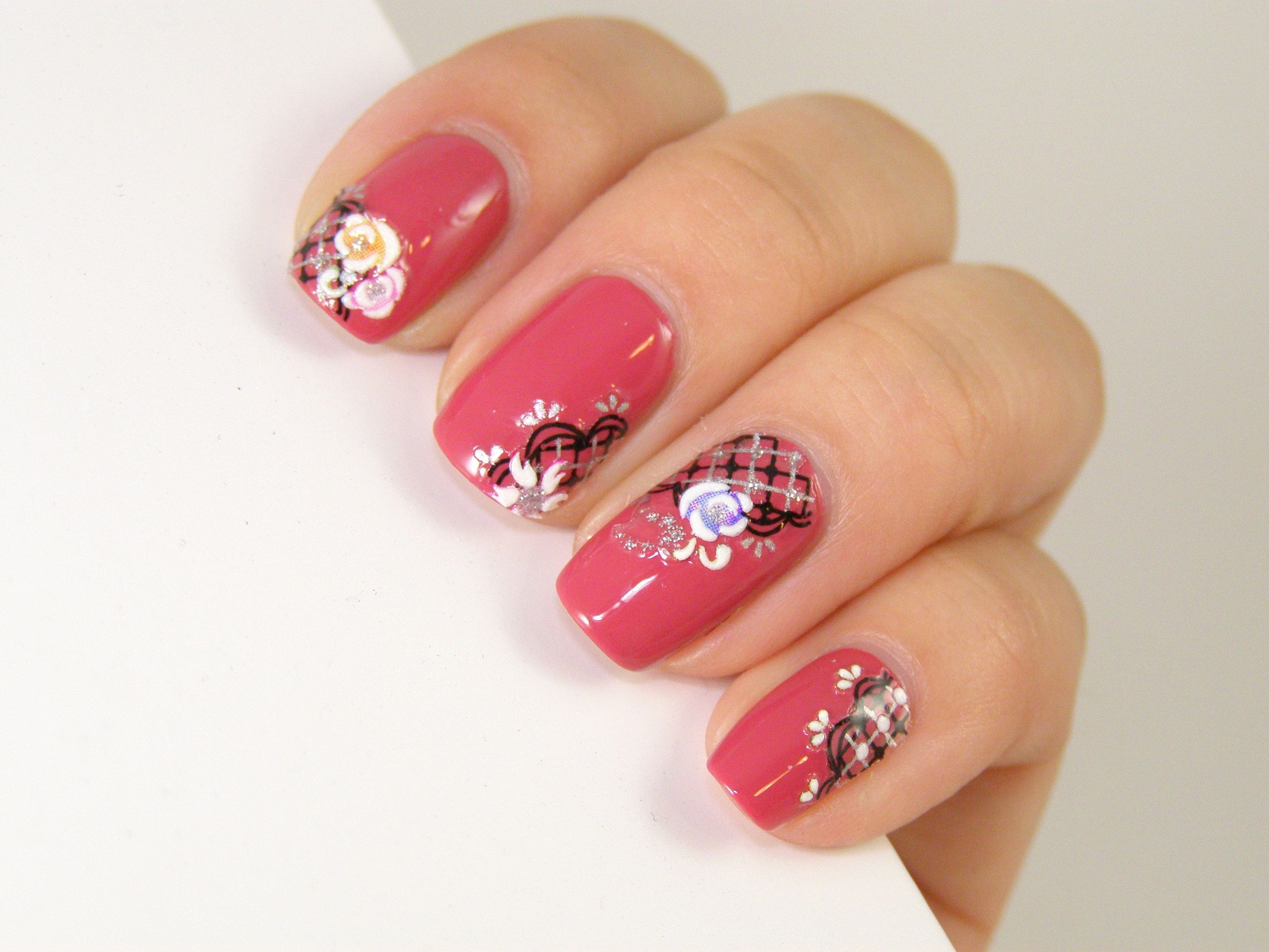 Foto: Reprodução / <a href="https://winstoniastore.wordpress.com/2012/06/25/tutorial-nail-art-using-deco-nail-stickers/" target="_blank">Winstonia</a>