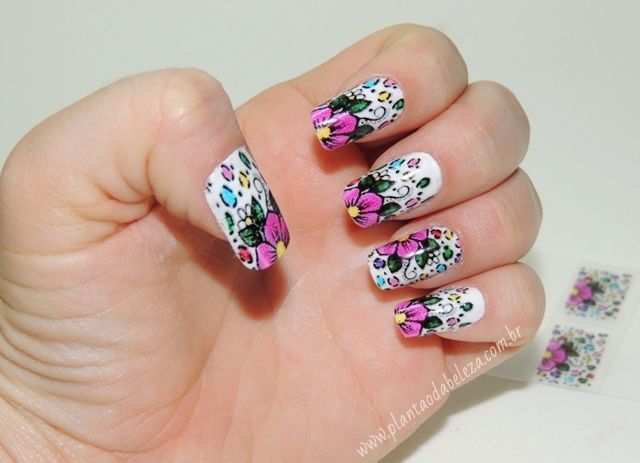 Foto: Reprodução / <a href="http://www.plantaodabeleza.com.br/2014/05/unhas-decoradas-com-florias-chiqueza-de.html" target="_blank">Plantão da Beleza</a>