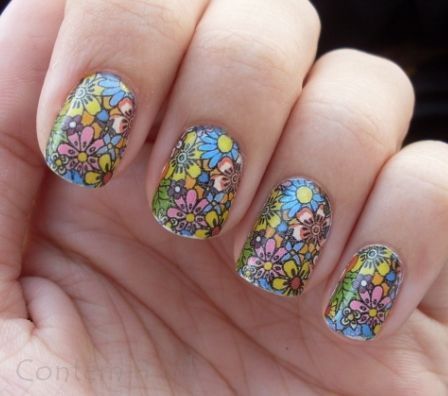 Foto: Reprodução / <a href="http://contem8ml.blogspot.com.br/2012/03/unhas-decoradas-adesivo-w01-sindy.html" target="_blank">Contém 8ml</a>