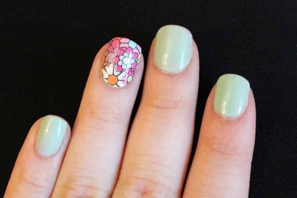 Foto: Reprodução / <a href="http://www.stitchfashion.com/how-to-nail-stickers-from-cvs/" target="_blank">Stitch Fashion</a>