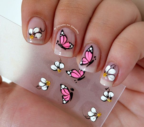 Foto: Reprodução / <a href="http://www.viciadasemesmaltes.com/unhas-decoradas/esmalte-jade-cope-de-leite-com-adesivo-artesanal" target="_blank">Viciadas em Esmaltes</a>