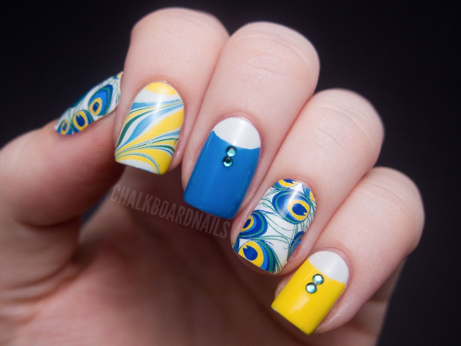 Foto: Reprodução / <a href="http://www.chalkboardnails.com/2012/05/make-most-of-your-nail-wraps-peacocking.html" target="_blank">Chalkboard Nails</a>