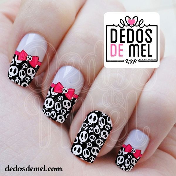 Adesivo de unha de caveira por R$3,99 na <a href="http://dedosdemel.com/index.php/caveiras/pelicula-caveira-lacos.html" target="blank_">Dedos de Mel</a>
