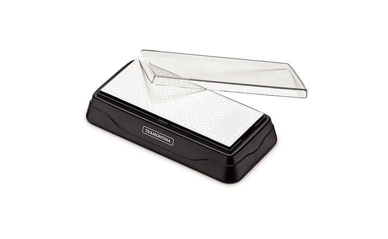 Afiador de facas dupla face Tramontina por R$114,31 na <a href="http://www.americanas.com.br/produto/110882104/afiador-de-facas-dupla-face-tramontina?DCSext.recom=Neemu_Produto_viu-comprou-1&nm_origem=rec_produto_viu-comprou-1&nm_ranking_rec=2" target="blank_">Americanas</a>