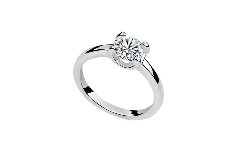 Anel de prata e zircônia por R$ 21,99 na <a href="http://www.milanoo.com/product/shiny-metal-cubic-zirconia-fashion-rings-for-women-p320580.html#m25162" target="_blank">Milanoo</a>
