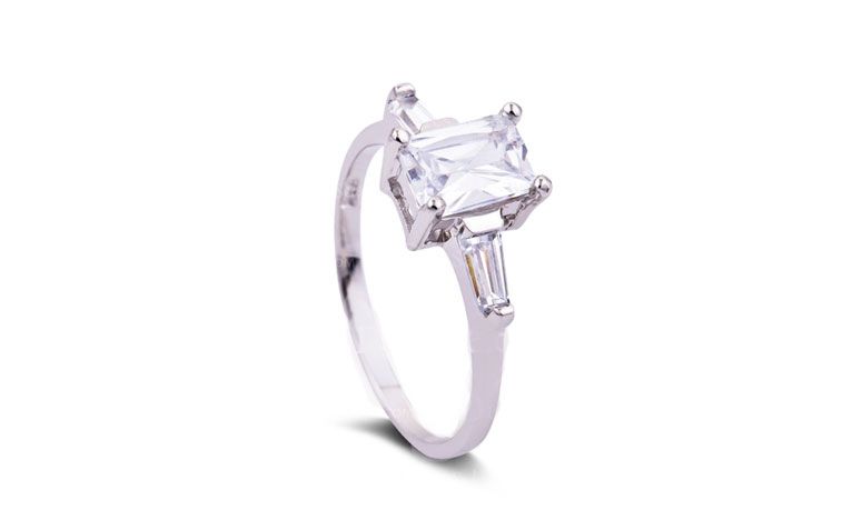 Anel cubo com zircônia R$ 48,12 na <a href="http://www.dressale.com/timeless-sterling-silver-engagement-ring-with-cubic-zirconia-p-58733.html" target="_blank">Dress Sale</a>
