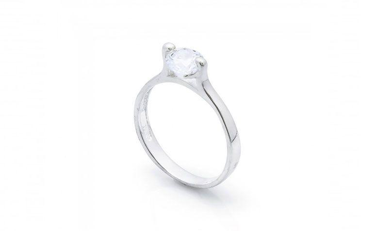 Anel em prata solitário por R$ 46,00 na <a href="http://www.lumae.com.br/aneis/solitarios/anel-em-prata-solitario-com-2-garras " target="_blank">Lumaê</a>
