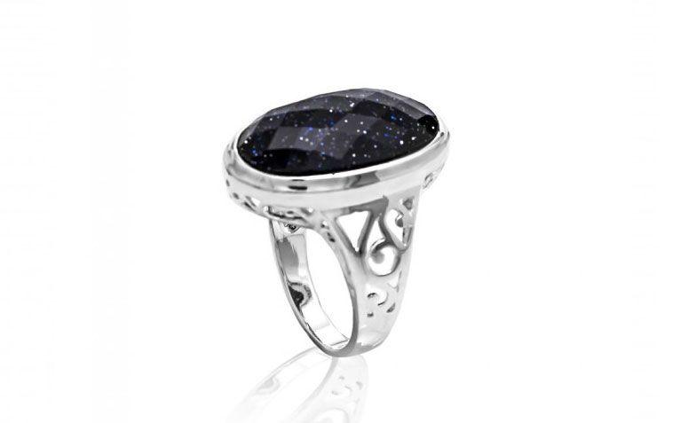 Anel Ônix estrelado por R$ 120,00 na <a href="http://www.lumae.com.br/aneis/anel-em-prata-onix-estrelado-oval-facetado-com-lateral-vazada " target="_blank">Lumaê</a>