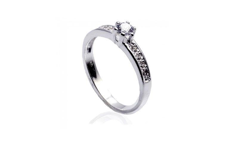 Solitário em prata com zircônias por R$ 55,00 <a href="http://www.lumae.com.br/aneis/solitarios/anel-em-prata-solitario-com-zirconia-nas-laterais " target="_blank">Lumaê</a>