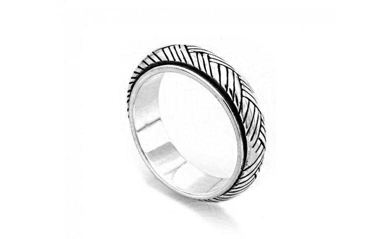 Anel prata de bali Saturno cordão por R$ 89,00 <a href="http://www.lumae.com.br/masculino/aneis-masculinos/anel-em-prata-bali-saturno-cordao " target="_blank">Lumaê</a>