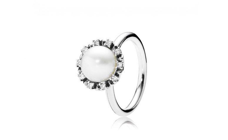 Anel de prata esplendor por R$ 345,00 na <a href="https://www.pandorajoias.com.br/prod/anel-de-prata-esplendor_190916P.html?v=190916P-50&bread=468355 " target="_blank">Pandora Joias</a>