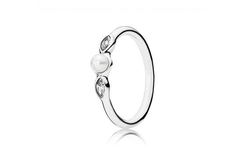 Anel Luz das Estrelas por R$ 255,00 na <a href="https://www.pandorajoias.com.br/prod/anel-luz-das-estrelas_190964P.html?v=190964P-50&bread=468355 " target="_blank">Pandora Joias</a>