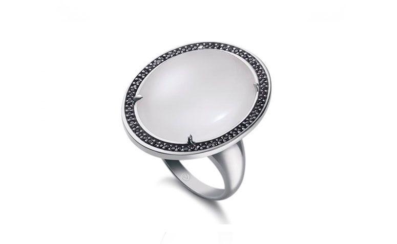 Anel Prata Quartzo e Espinélios Elegance por R$ 1.450,00 na <a href="http://www.vivara.com.br/produto/anel-prata-quartzo-e-espinelios-elegance-prata/AN00047867 " target="_blank">Vivara</a>