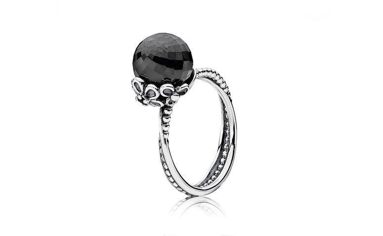Anel de Prata com Solitário Espinélio <a href="https://www.pandorajoias.com.br/prod/anel-de-prata-com-solitrio-espinlio_190848SPB-56.html&bread=468355 " target="_blank"> Pandora Joias</a>